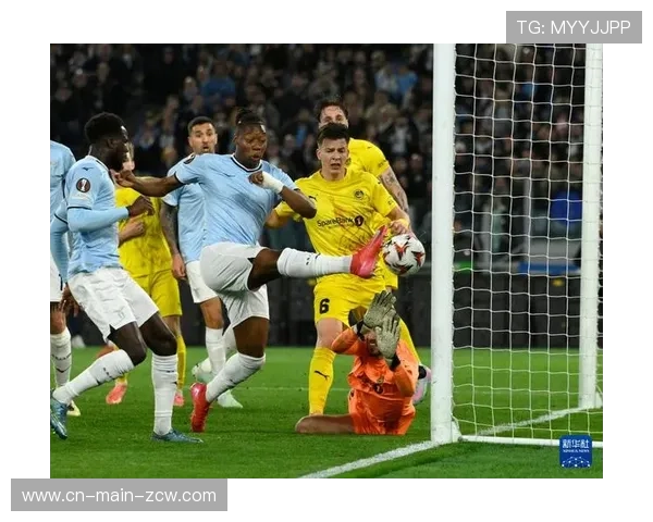 裁判漏判点球引发拉齐奥不满，萨里场边多次抗议